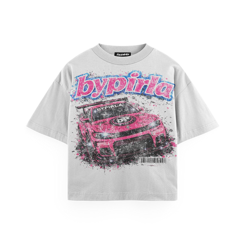 Polera boxyfit blanca BYPIRLA con estampado Racing Car, vista frontal