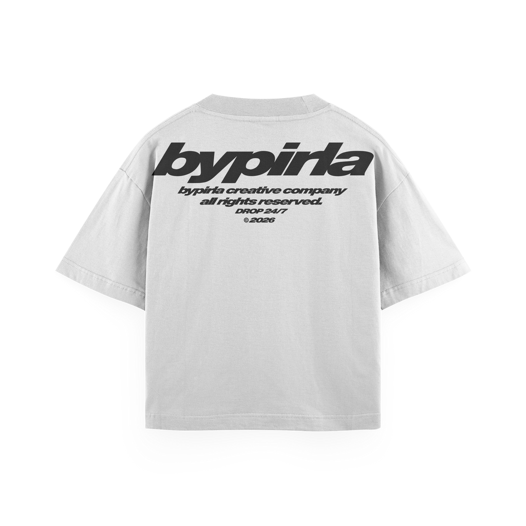Polera boxyfit blanca BYPIRLA Wordmark, vista trasera