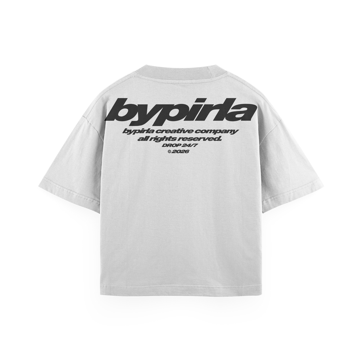 Polera boxyfit blanca BYPIRLA Wordmark, vista trasera