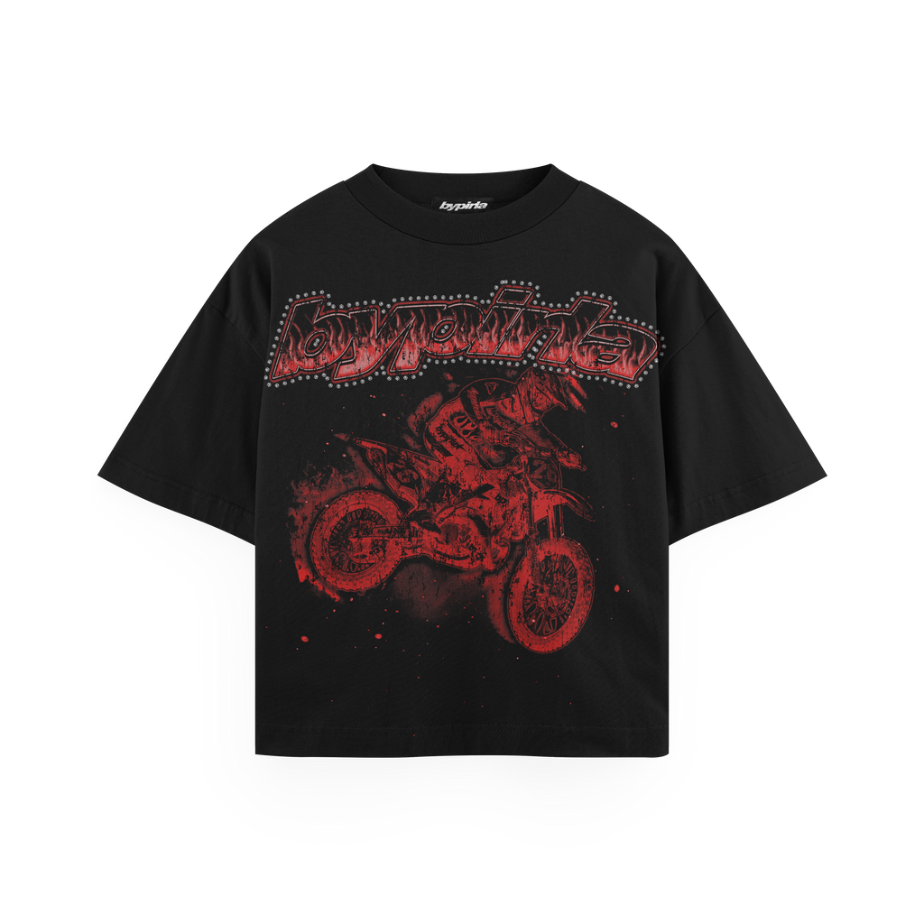Polera boxyfit negra BYPIRLA con estampado Motocross, vista frontal