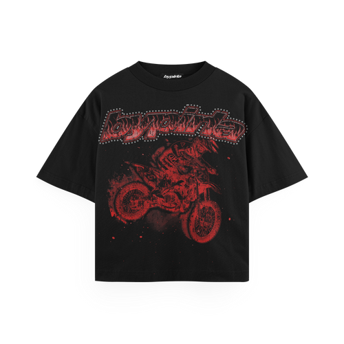 Polera boxyfit negra BYPIRLA con estampado Motocross, vista frontal