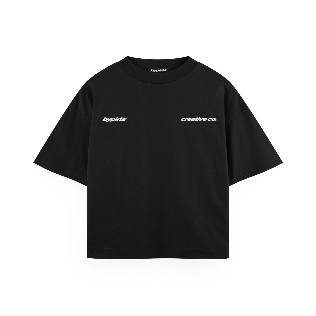 Polera boxyfit negra BYPIRLA Wordmark, vista frontal