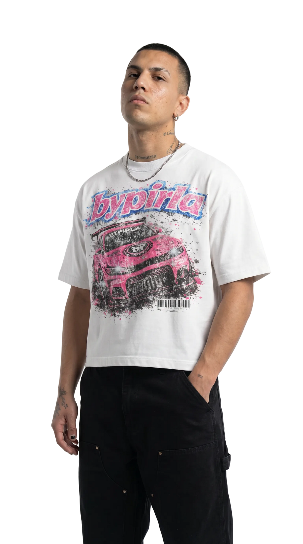 Modelo luciendo polera boxyfit blanca BYPIRLA Racing Car, estilo streetwear