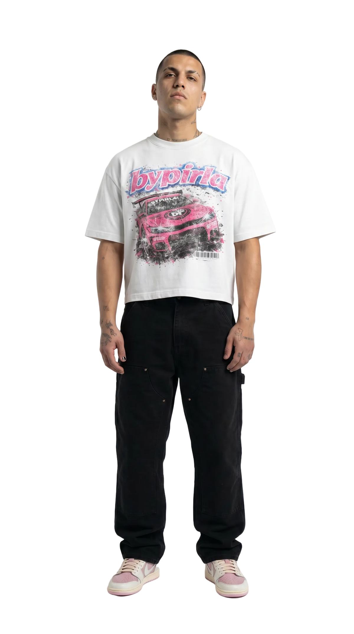 Modelo con polera boxyfit blanca BYPIRLA Racing Car, pose casual