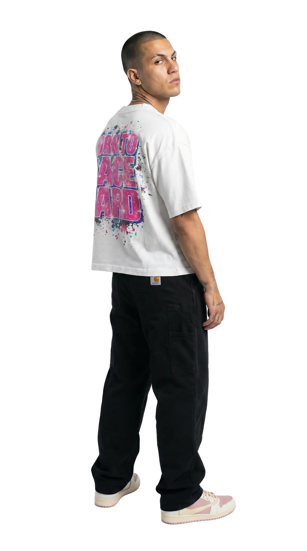Modelo luciendo polera boxyfit blanca BYPIRLA Racing Car en la calle