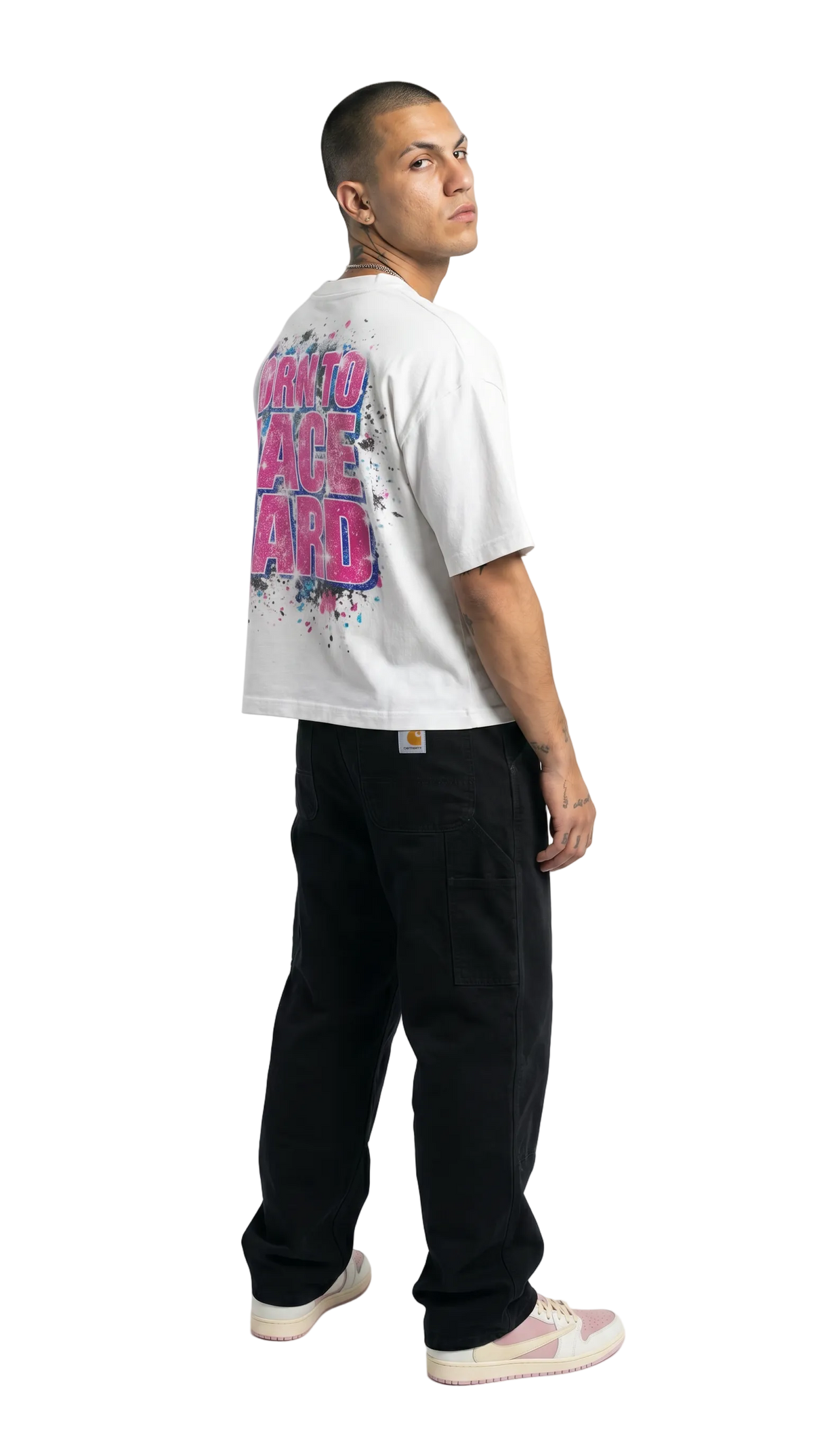 Modelo luciendo polera boxyfit blanca BYPIRLA Racing Car en la calle