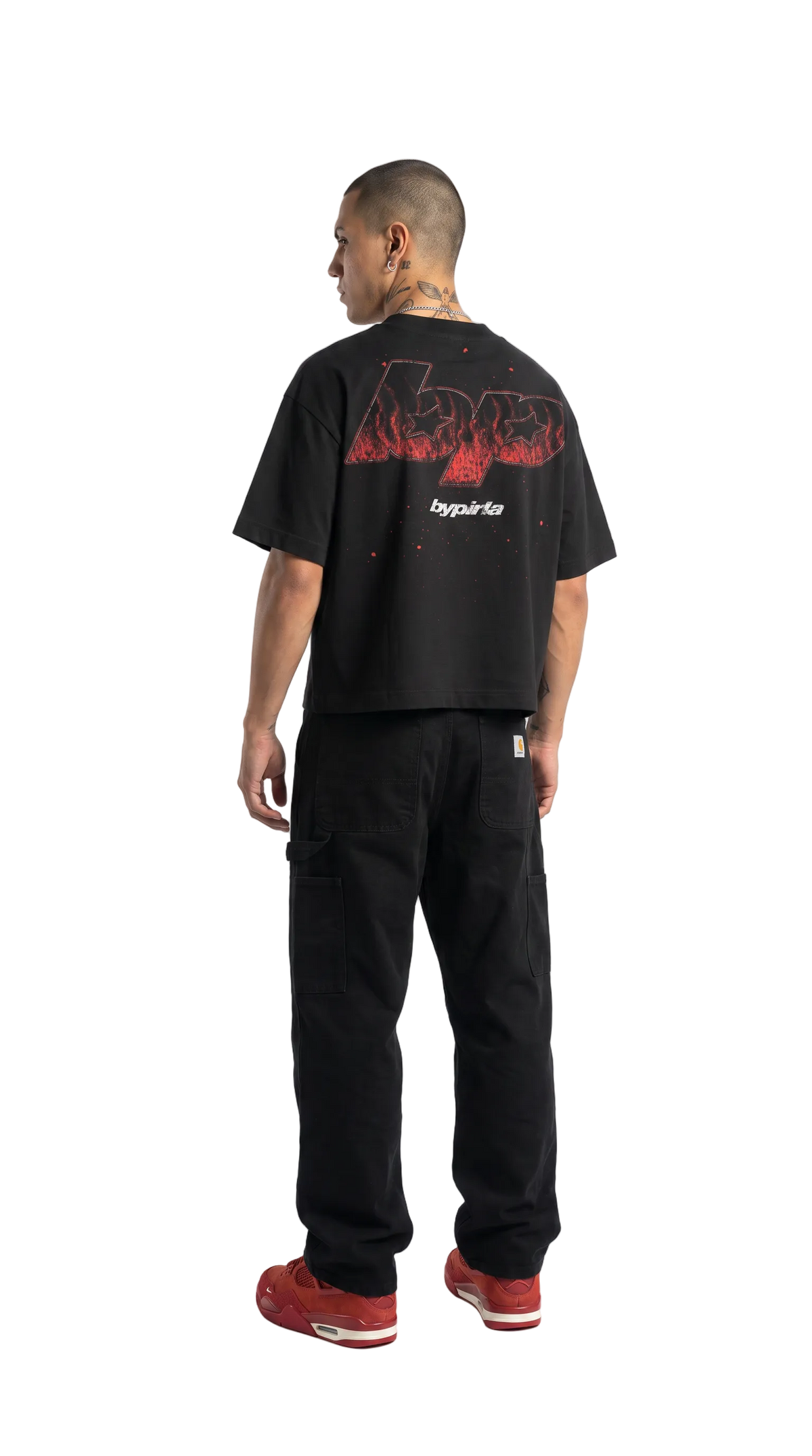 Modelo luciendo polera boxyfit negra BYPIRLA Motocross en la calle